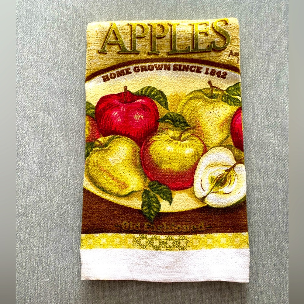 NWOT Pretty Terrycloth Tea Towel with an Apple Theme Red, Yellow, Green